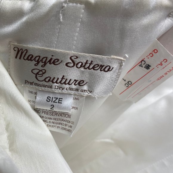 📌 Maggie Sottero Stunning Wedding dress w/ train - Picture 14 of 16